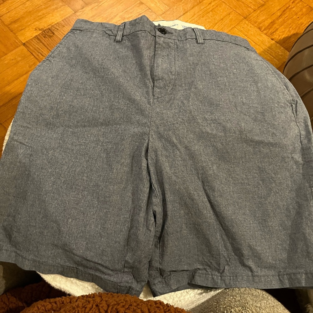 Mens Old Navy Shorts, new without tags. Size 38.